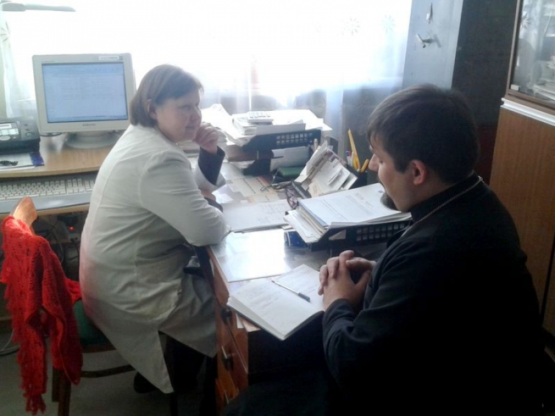 Иерей Евгений Поцелуев провел рабочую встречу с начальником шахтинского филиала ГБУ РО «СПК» Дудченко Анной Порфирьевной