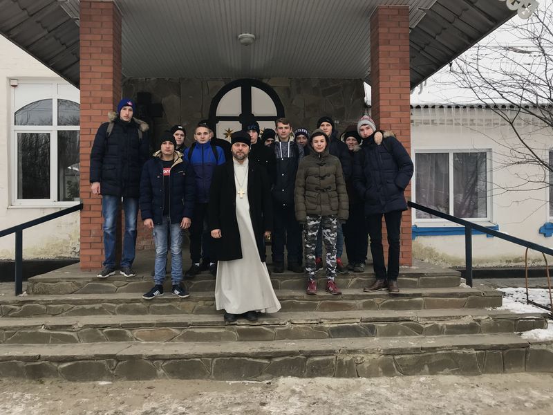 Свято-Пантелеимоновский храм г. Миллерово с экскурсией посетили студенты казачьего профессионального техникума