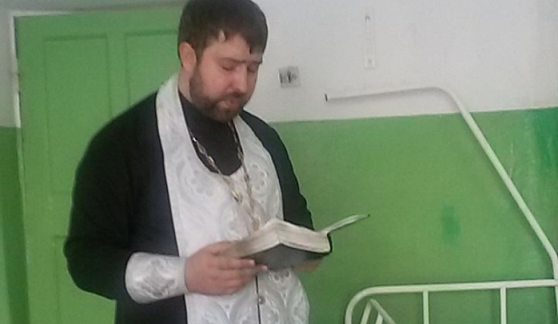 Иерей Андрей Ковалев совершил Таинство Крещения в доме сестринского ухода 2 поселка Таловый (хоспис)