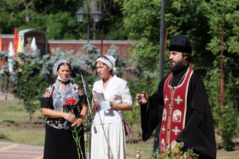 Благочинный приходов Нижнедонского округа совершил панихиду возле мемориальной часовни пос. Каменоломни и принял участие в митинге, посвященном 20-летию со дня ее открытия