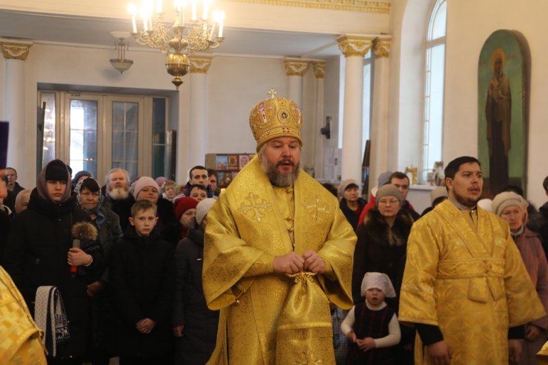 Преосвященнейший епископ Симон совершил Божественную литургию в храме Покрова Пресвятой Богородицы города Красный Сулин