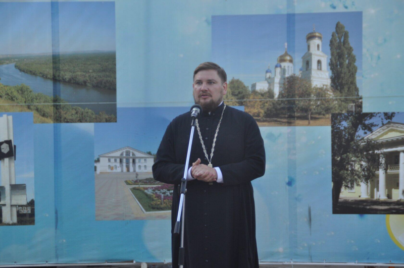 Иерей Владимир Татаркин поздравил жителей г. Донецка с Днем семьи, любви и верности