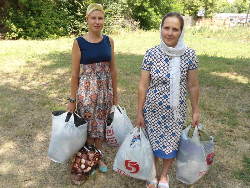 Добровольцы «Общины Милосердия» при храме Почаевской иконы Божией Матери города Каменск-Шахтинский собрали и передали нуждающимся предметы первой необходимости