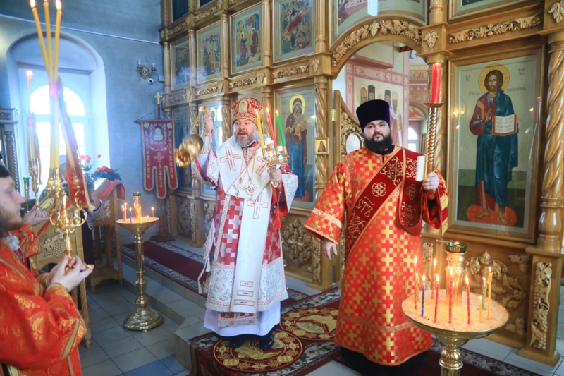 В понедельник Светлой седмицы Преосвященнейший епископ Симон с архипастырским визитом посетил храм Донской иконы Божией Матери города Новошахтинска