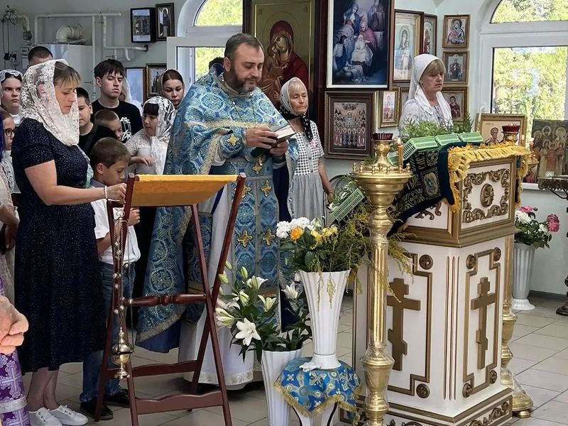 Наставление перед учебным годом: молебен в храме поселка Новозарянский