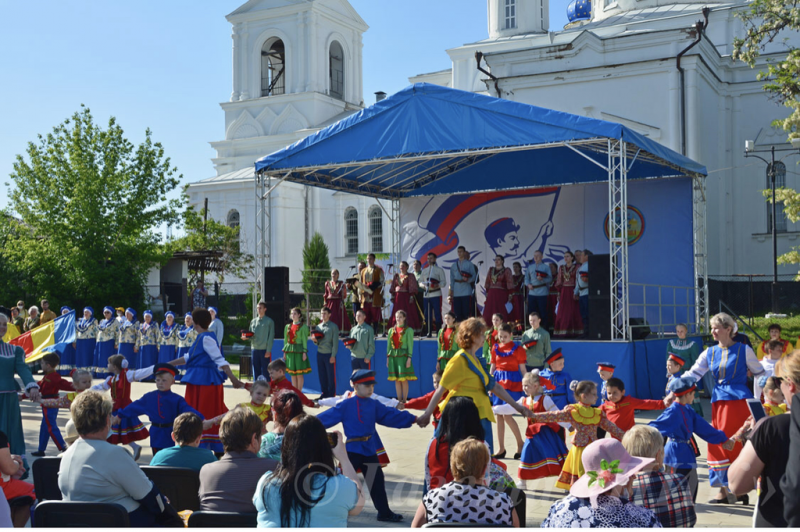 Иерей Владимир Татаркин и протоиерей Глеб Гладышев поздравили участников Гала-концерта VI Международного фестиваля казачьей культуры «Казачья душа»