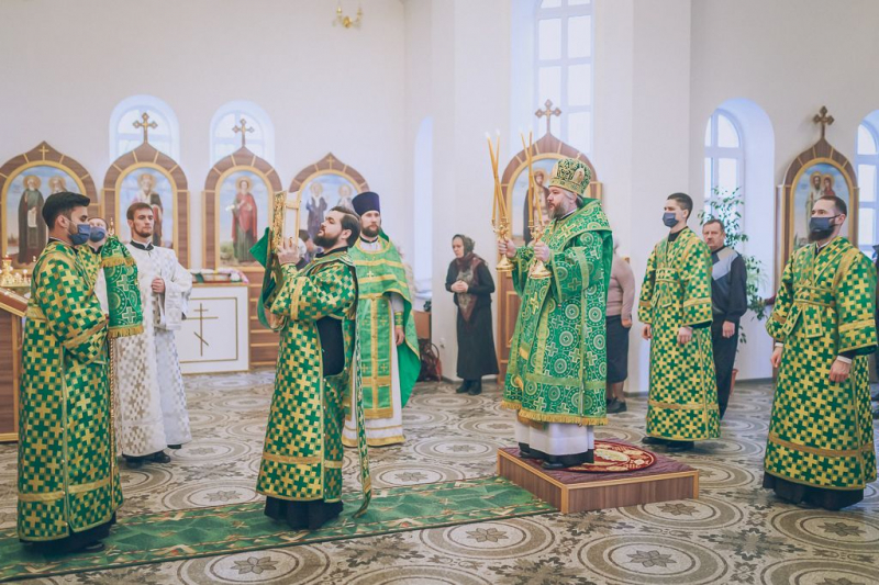 В престольный праздник Преосвященнейший епископ Симон совершил Божественную литургию в храме святого благоверного князя Александра Невского г. Шахты и рукоположил в сан иерея диакона Даниила Зырянова