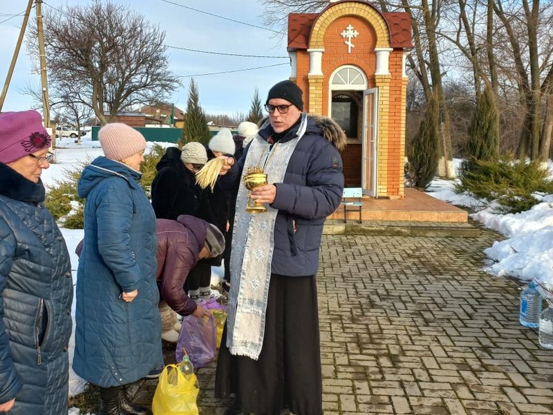 В праздник Крещения Господня иерей Евгений Поцелуев посетил малонаселенные хутора