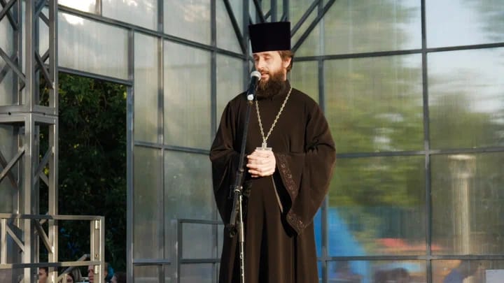 С Днем семьи, любви и верности поздравил шахтинцев благочинный Александровск-Грушевского округа протоиерей Сергий Яценко