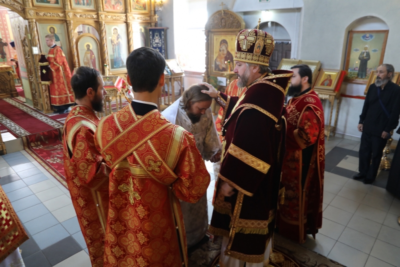 Епископ Шахтинский и Миллеровский Симон совершил Божественную литургию и диаконскую хиротонию в храме Донской иконы Божией Матери г. Новошахтинска