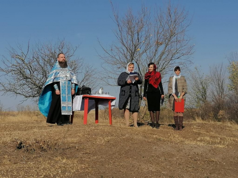 Благочинный приходов Миллеровского округа иерей Роман Калинин совершил чин освящения поклонного креста на въезде в хутор Верхнеталовку