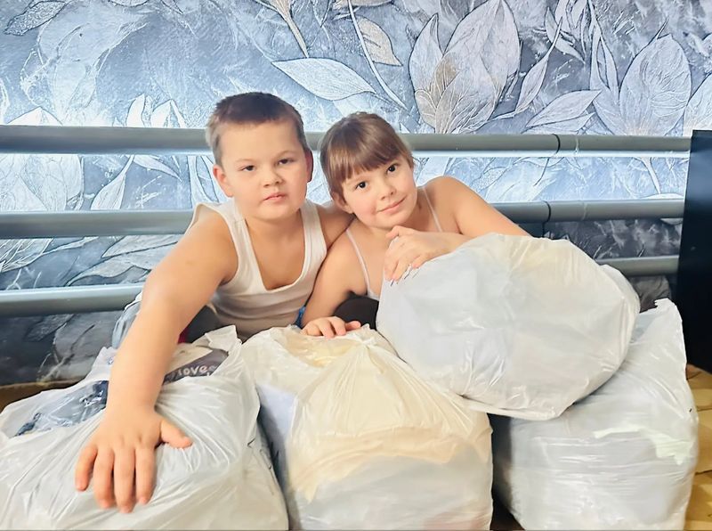 В очередной раз «Глория Джинс» порадовала нуждающихся села Маньково-Калитвенское большой партией одежды