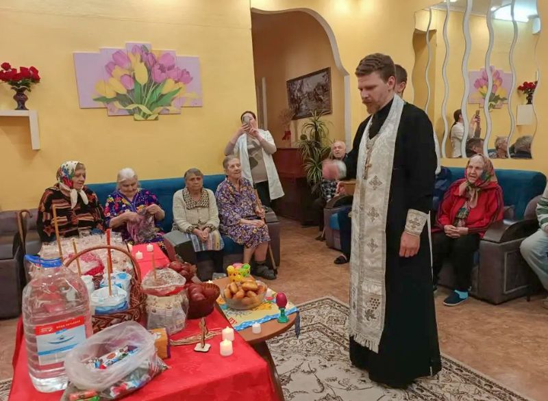Настоятель Успенского подворья посетил дом престарелых в канун Пасхи