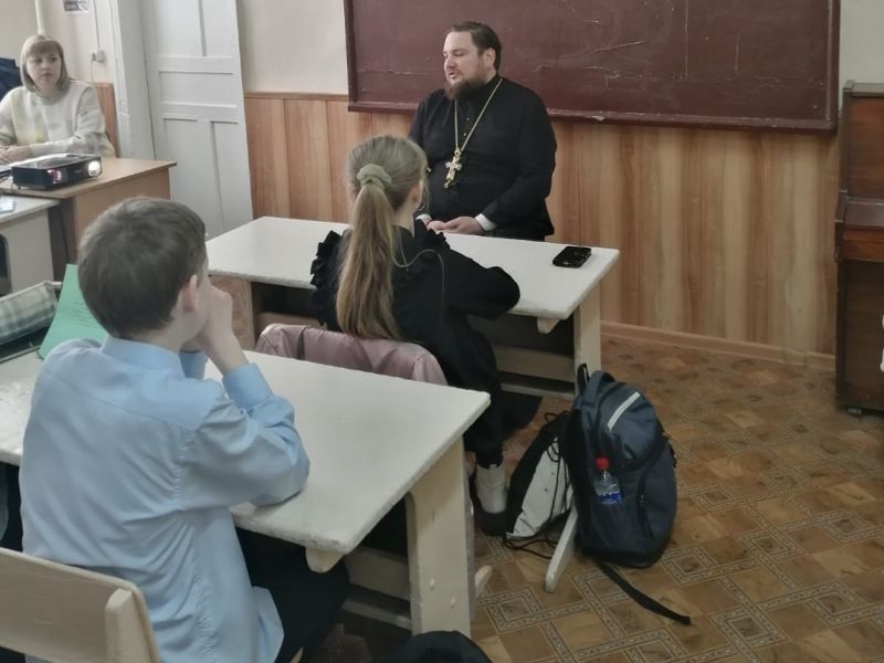 Благочинный приходов Донецкого округа посетил учащихся 7-х классов