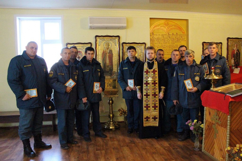 Личный состав Кашарского местного пожарно-спасательного гарнизона посетили храм святителя Николая Чудотворца сл. Кашары