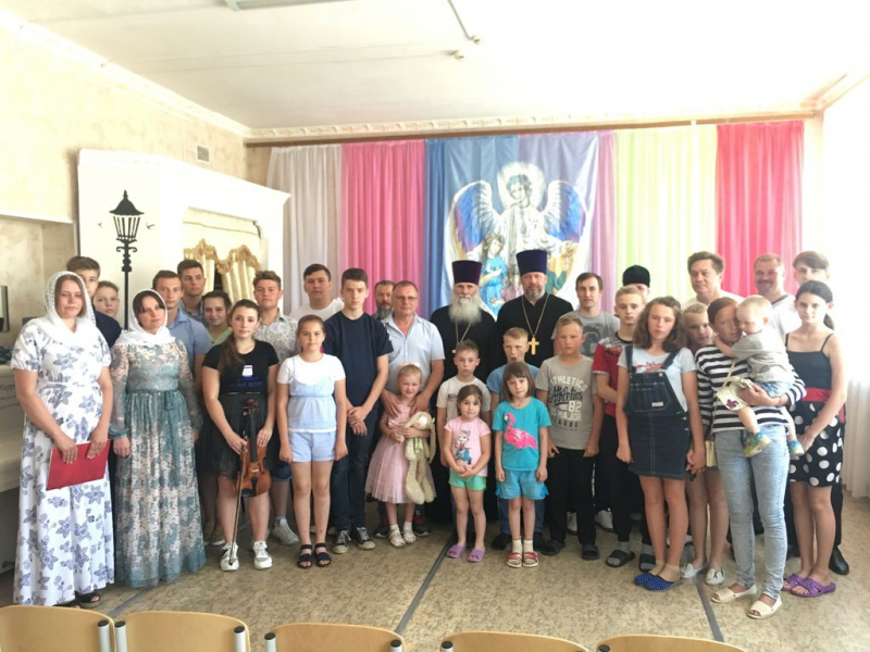 В День защиты детей состоялись торжественные встречи духовества Сулинского благочиния и маленьких жителей г. Красный Сулин
