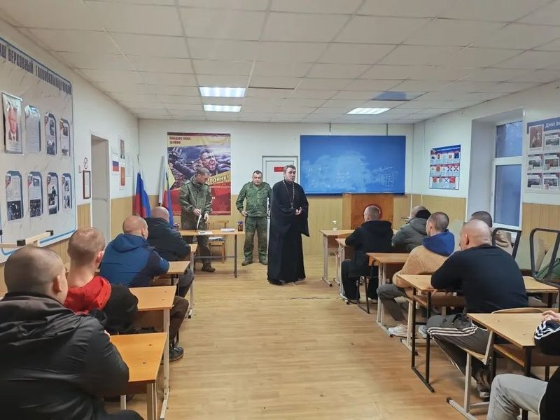 Священник провёл беседу с призывниками в новошахтинском военкомате