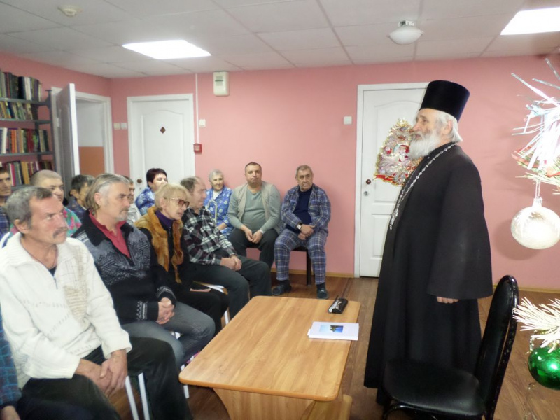 Протоиерей Николай Уваров встретился с пожилыми людьми в шахтинском социальном центре