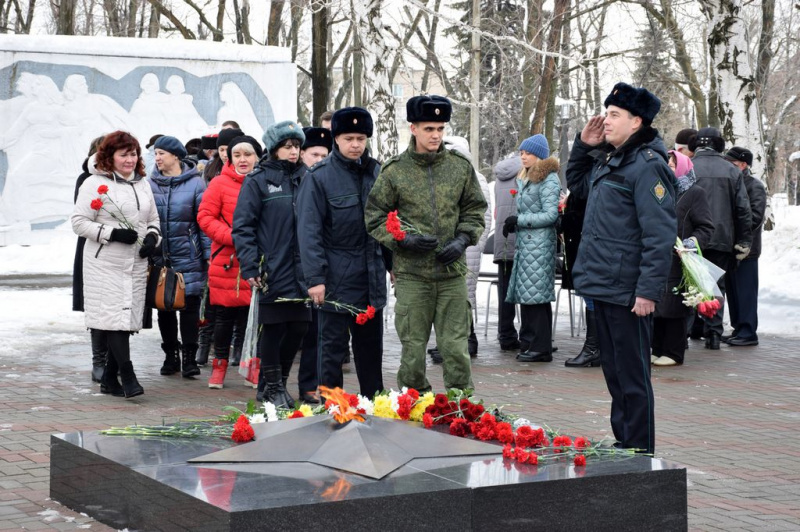 Минутой молчания почтили память воинов и мирных жителей, погибших во время освобождения Новошахтинска от немецко-фашистских захватчиков
