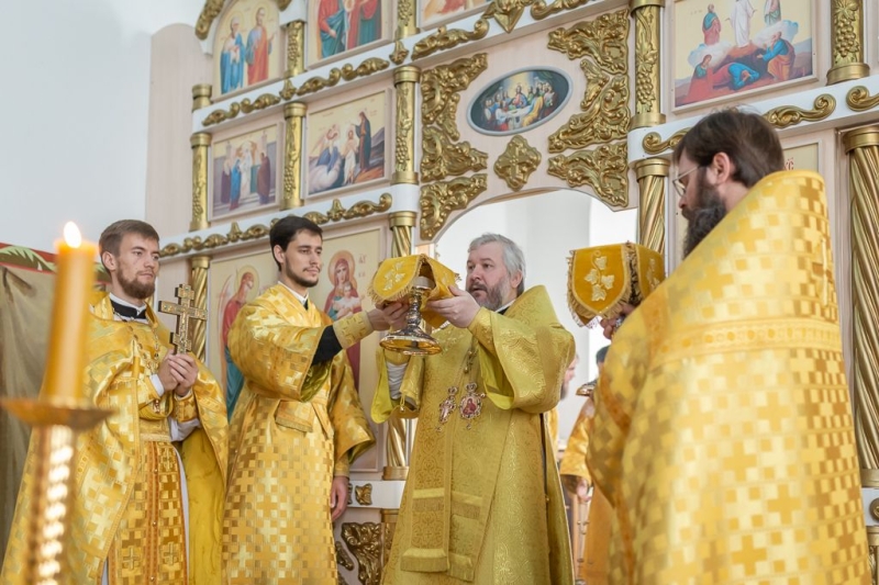 В день памяти святых Петра и Февронии Преосвященнейший епископ Симон совершил Божественную литургию в Покровском кафедральном соборе