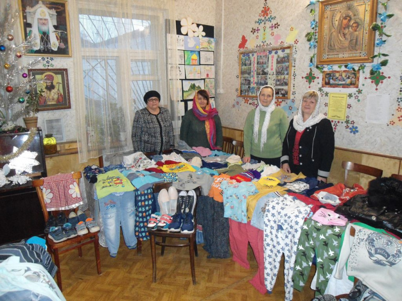 Добровольцы «Общины Милосердия при храме Почаевской иконы Божией Матери г. Каменск-Шахтинский собрали и передали нуждающимся теплые зимние вещи