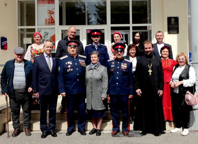 Духовник Нижнедонского Юрта и казаки Всевеликого войска Донского поздравили председателя Совета стариков Григория Шкодина с юбилеем