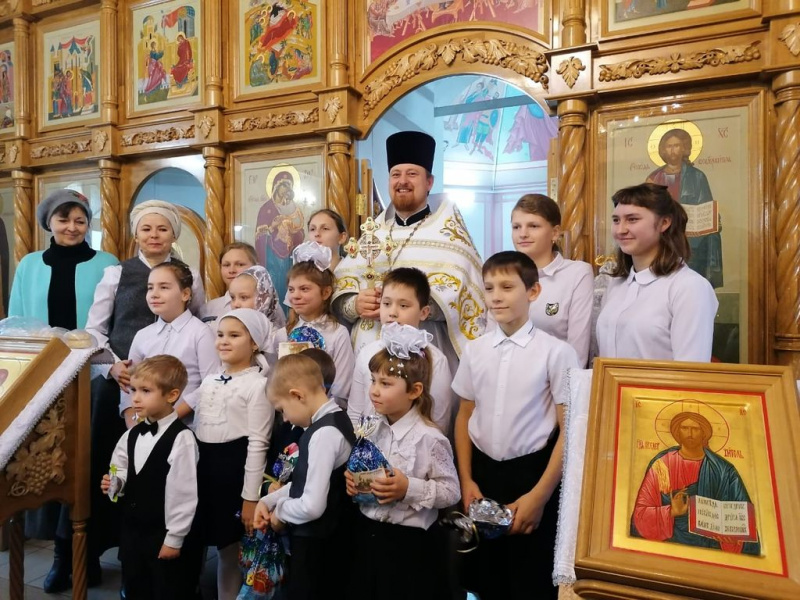Святочные поздравления детей из воскресной школы «Светочъ» прихожанам Донского храма
