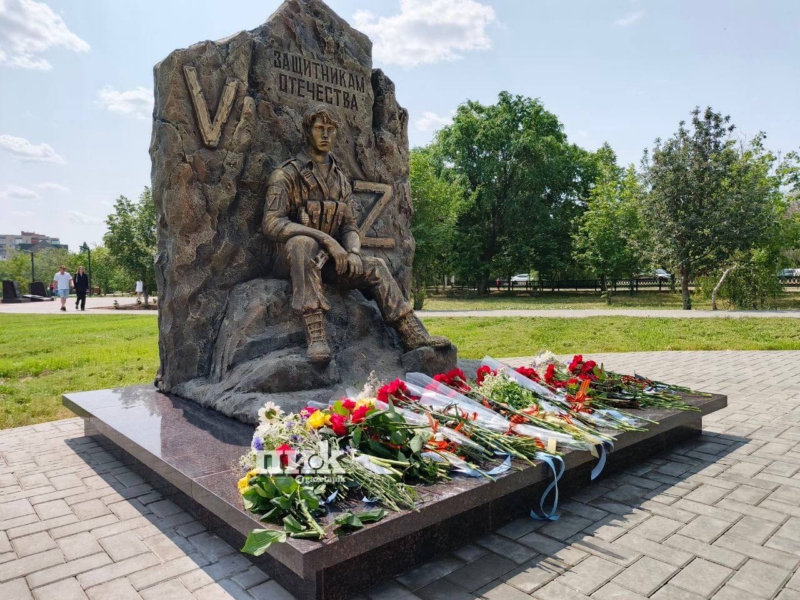 Памятник участникам СВО открыли в Каменске-Шахтинском