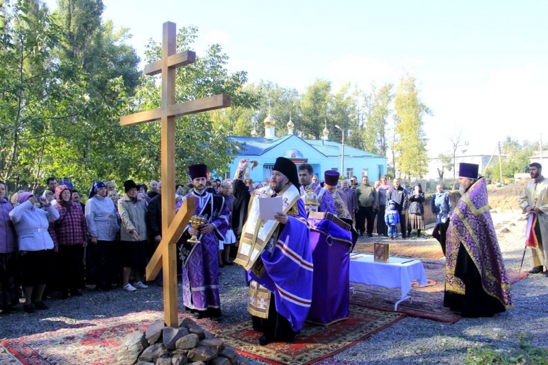Преосвященнейший епископ Симон совершил чин водружения креста на месте строительства нового храма в городе Гуково