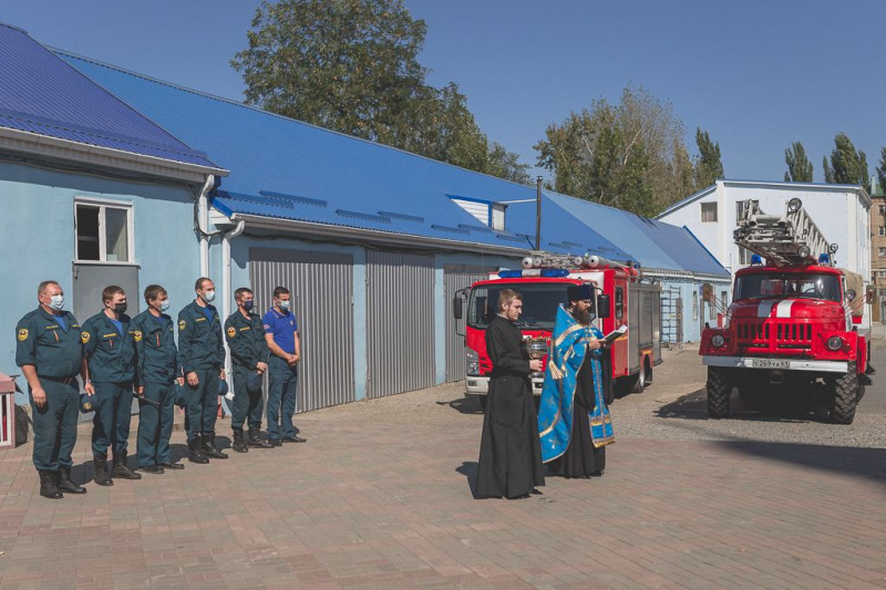 Спасатели и пожарные приняли участие в благодарственном молебне в честь образа Божьей Матери Неопалимая Купина