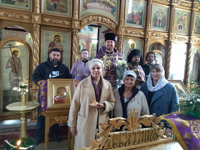 Прихожане поздравили настоятеля Донского храма г. Новошахтинска священника Романа Амплеева с одиннадцатилетием служения в сане протоиерея.