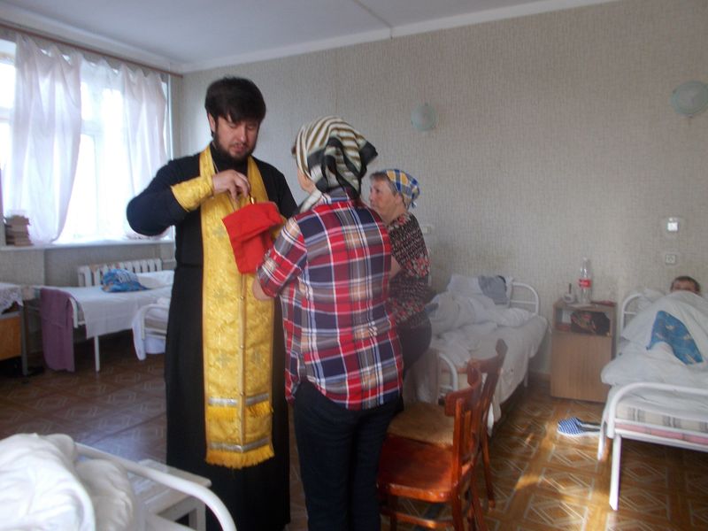 В праздник святителя Николая сестры милосердия храма Державной иконы Божьей Матери посетили центральную городскую больницу