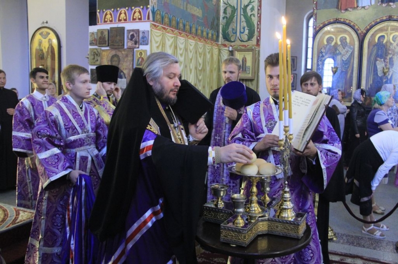 В канун праздника Воздвижения Честного и Животворящего Креста Господня Преосвященнейший епископ Симон совершил всенощное бдение в кафедральном соборе