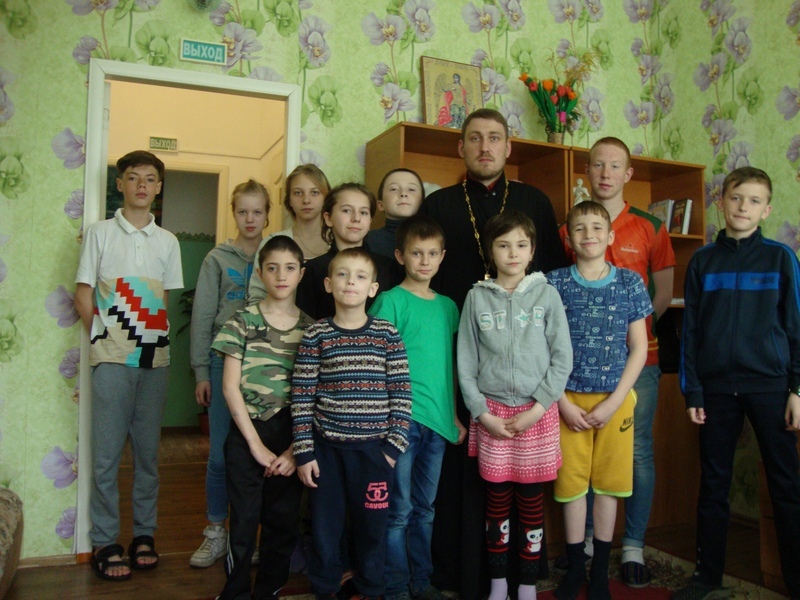 Настоятель прихода храма Иоанна Предтечи иерей Антоний Колпаков провел беседу с воспитанниками социально-реабилитационного центра города Новошахтинска