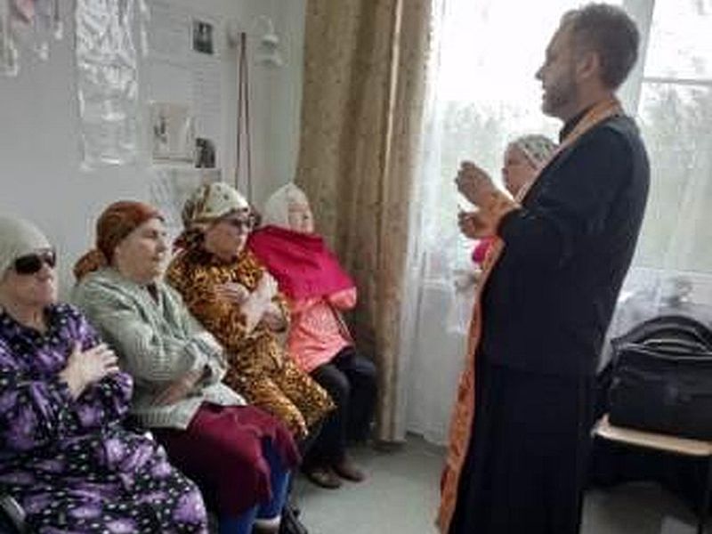 Протоиерей Роман Мясников посетил дом престарелых в п. Садовый