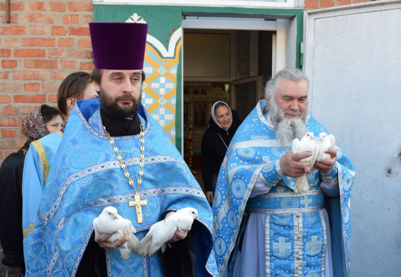 В честь праздника Благовещения Пресвятой Богородицы в храме Архистратига Михаила пос. Каменоломни выпустили в небо белых голубей