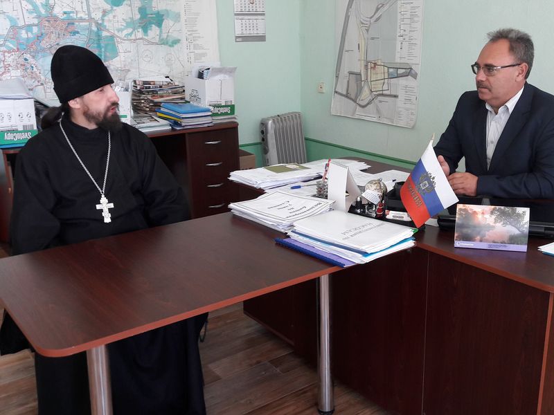 Настоятель Ольгинского храма пос. Горный иеромонах Арсений (Алимов) встретился с главой Администрации пос. Горный Корчагиным Павлом Юрьевичем