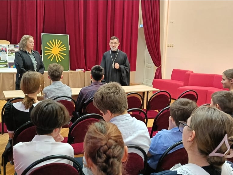 Встреча священника с учениками в Каргинской школе