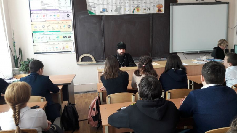 Настоятель храма святой равноапостольной княгини Ольги иеромонах Арсений (Алимов) провел беседу с учащимися старших классов школы № 22 о вреде сквернословия