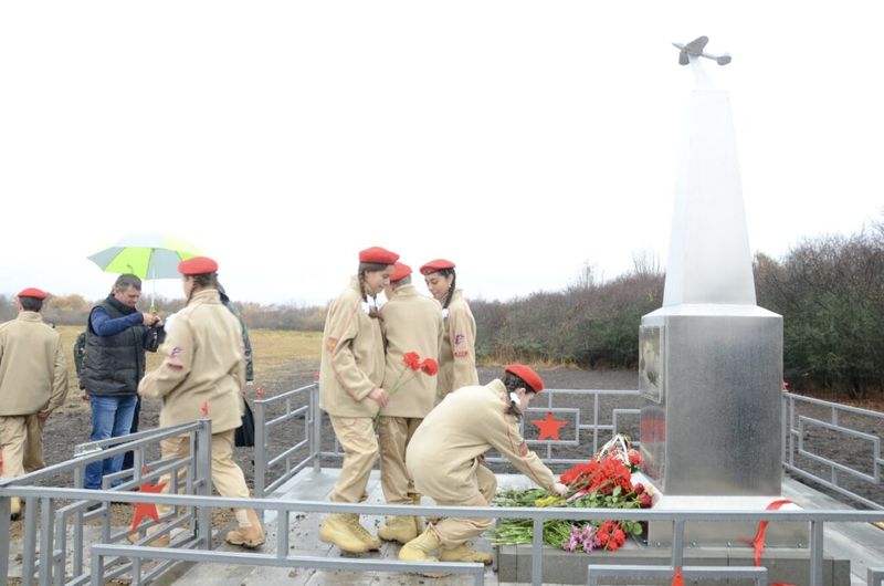 Открыт памятник экипажу самолета ИЛ-2 на территории Боковского района 
