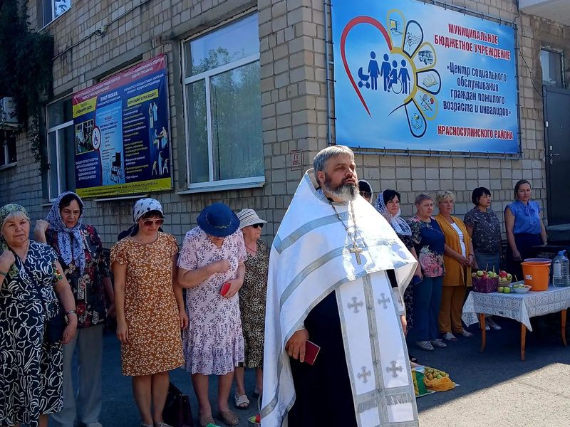 Священник посетил центр соцобслуживания в Красном Сулине в праздник Преображения Господня