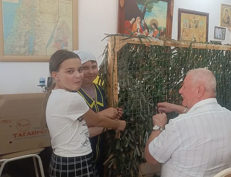 «Серебряные добровольцы» продолжают помогать воинам