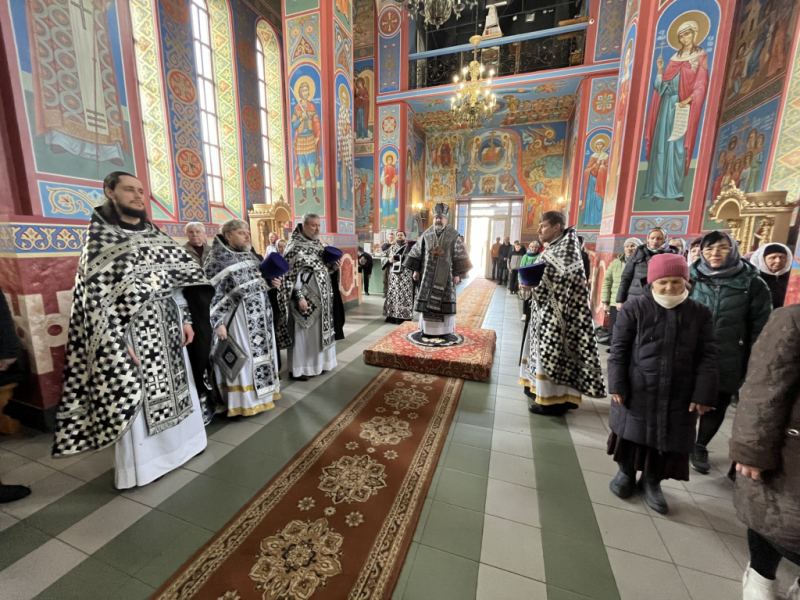 Преосвященнейший епископ Симон совершил Литургию Преждеосвященных Даров в храме Покрова Божией Матери города Каменск-Шахтинский