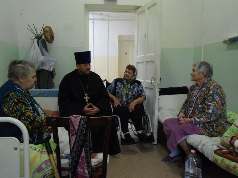 «Очистить душу и быть верными Господу». Протоиерей Вячеслав Лавлинский провел духовную беседу в больнице сестринского ухода г. Каменск-Шахтинский.