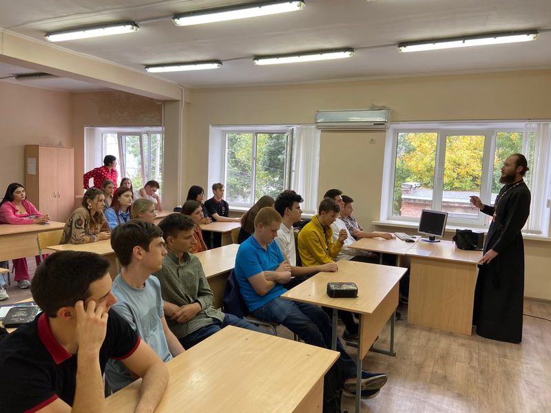 Иерей Олег Брехов провел беседу с учениками физико- математического и социально-гуманитарного классов