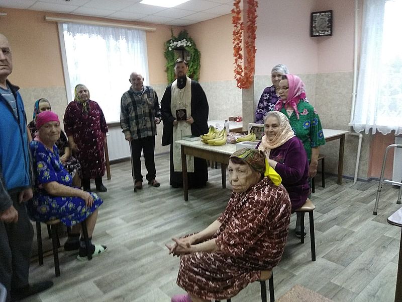 Священник совершил таинства Исповеди и Причастия в доме престарелых хутора Колундаевского   