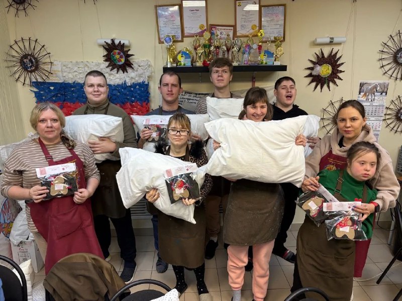 Инклюзивная мастерская поселка Каменоломни передала тёплые подарки бойцам СВО