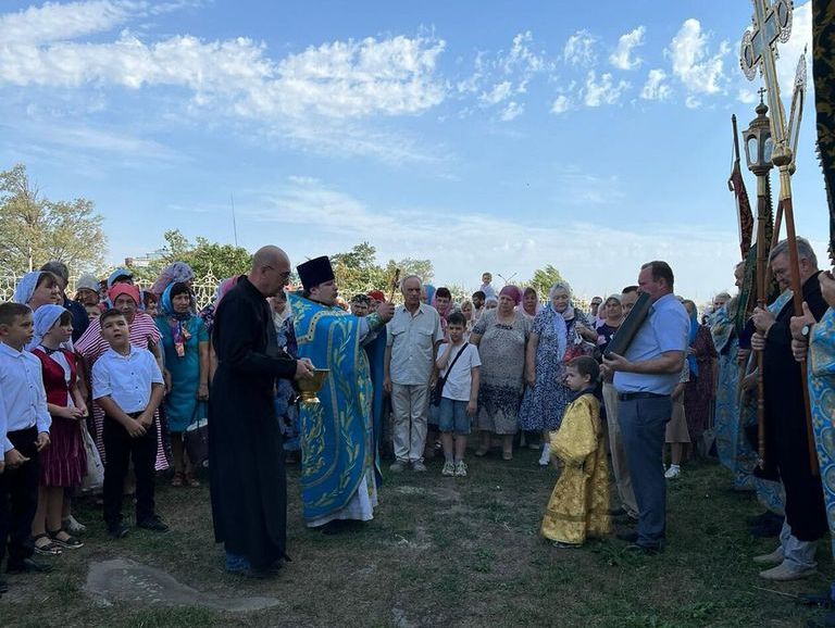 Престольный праздник молитвенно отметил приход Успенского храма станицы Калитвенской