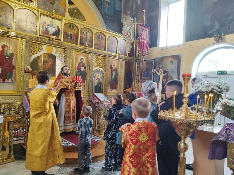 В храме Андрея Первозванного прошла Литургия с комментариями для школьников Миллерово