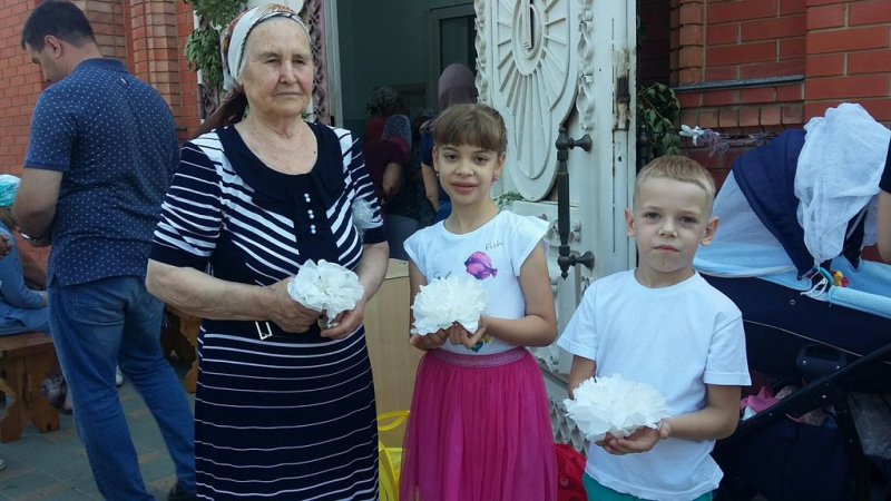 Воспитанники воскресной учебно-воспитательной группы Свято-Покровского прихода г. Каменск-Шахтинский провели акцию «Белый цветок»